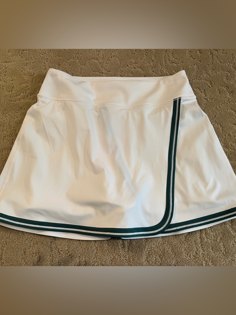 Athleta Crosscourt Tipped 14” skort Trillium Green White Small